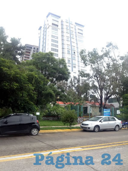 Al igual que la primera, la segunda torre de departamentos se construye sin los permisos requeridos para tales fines y violando los planes parciales; pese al flagrante pisoteo, el alcalde Pablo Lemus no mueve un dedo por recuperar el parque/Foto: Francisco Tapia 
