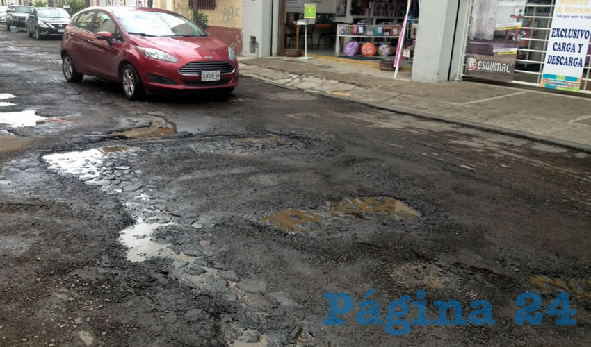 Agujeros hasta de un metro de diámetro y 20 centímetros de profundidad se padecen en la calle Frías, en las inmediaciones del hospital Ayala, cerca del centro tapatío… Así quedó el “flamante” programa de reencarpetamiento de Enrique Alfaro/Foto: Francisco Tapia 