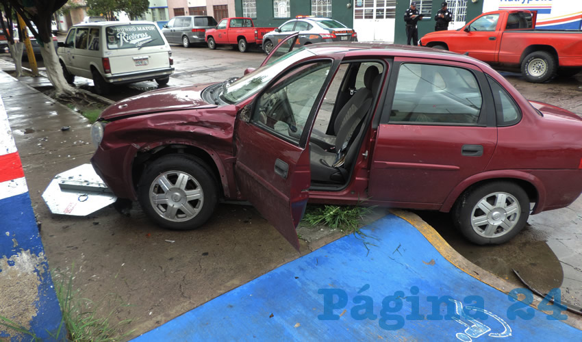 Tras ser embestido por una camioneta, el automóvil Chevy se estampó y quedó sobre un anuncio vial