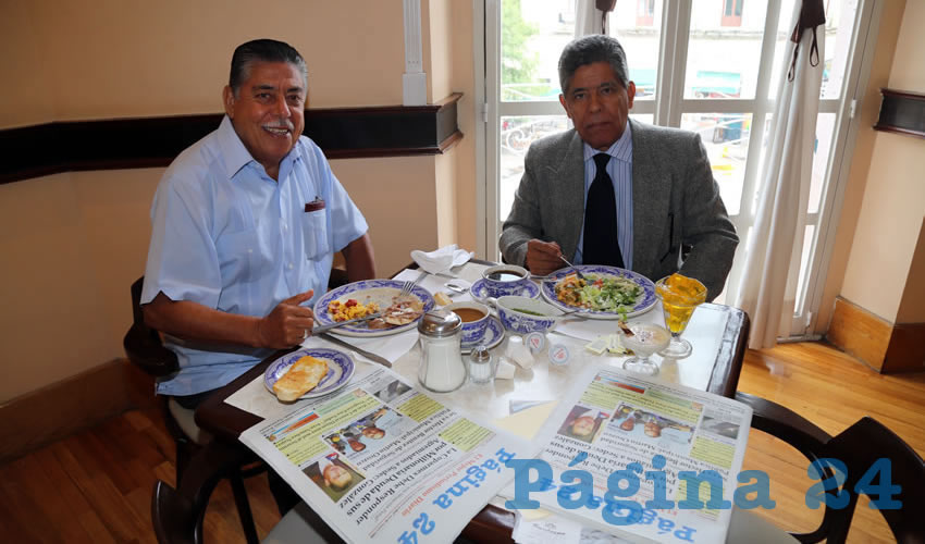 En Sanborns Francia almorzaron Óscar Malo Flores, profesor, e Ismael Landín Miranda, presidente del Colegio de Médicos