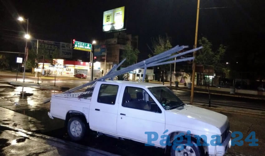El bot&iacute;n, consistente en tramos de malla cicl&oacute;nica y tuber&iacute;a galvanizada, fue subido a una camioneta