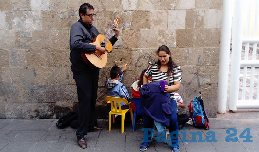 La familia Mart&iacute;nez canta en el andador Ju&aacute;rez