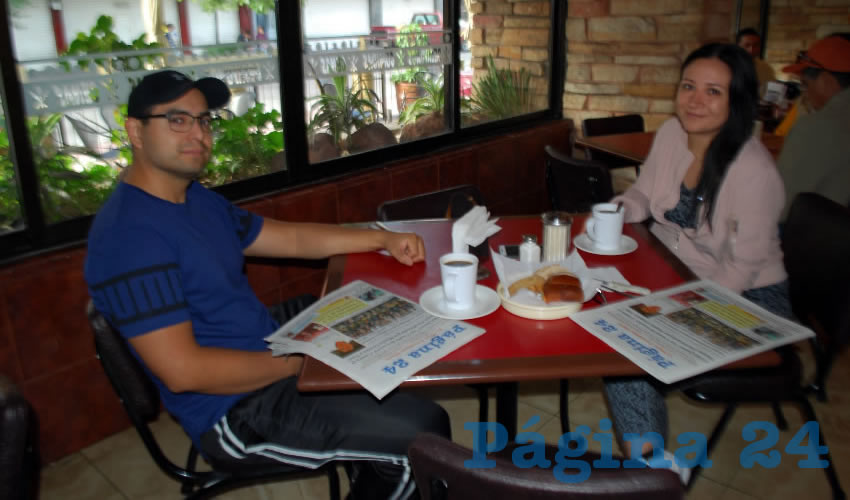 En el restaurante Las Antorchas, degustaron el primer alimento del día César Alfonso Cruz Macías y Fabiola Martel Márquez