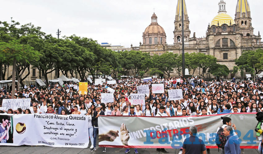 “Basta de violencia”, “No más muertes”, “Exigimos seguridad”, gritaron más de 10 mil alumnos de la UdeG por las calles del centro tapatío, a una semana del cobarde asesinato del estudiante Francisco Álvarez, y del azote de criminales al alumnado, sin que el gobierno brinde protección/Foto: Cuartoscuro