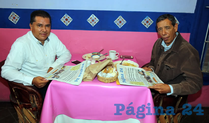 En La Saturnina almorzaron Enrique Juárez, presidente del Comité Directivo Estatal del PRI, e Isidoro Armendáriz García, consejero político estatal del PRI