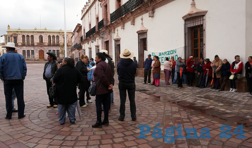 Campesinos provenientes de Tacoaleche, Pánfilo Natera, Calera, Fresnillo y la capital se plantaron en las inmediaciones de la Plaza de Armas para exigir una audiencia con el gobernador Alejandro Tello Cristerna, sin embargo la respuesta del gobierno fuer cerrarles las puertas de la Secretaría General de Gobierno y Palacio de Gobierno para impedir la entrada de los manifestantes (Foto Merari Martínez Castro)