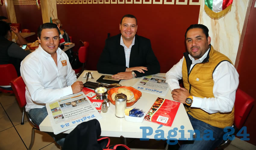En el restaurante Mitla desayunaron Jaime Durán Padilla, coordinador estatal del MC, Paulo Martínez López, presidente estatal del Comité Directivo del PAN y Emanuelle Sánchez Nájera, presidente estatal del Comité Directivo del PRD