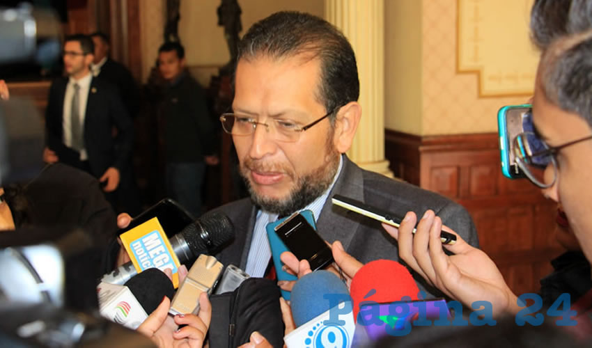 Pedro Martínez Arteaga, dirigente del Sindicato de Personal Académico de la Universidad Autónoma de Zacatecas (SPAUAZ): “Los trabajadores de la institución no tienen que ser los responsables del pago del castigo del gobierno federal hacia rectores por malas administraciones y planeaciones” (Foto Rocío Castro Alvarado)
