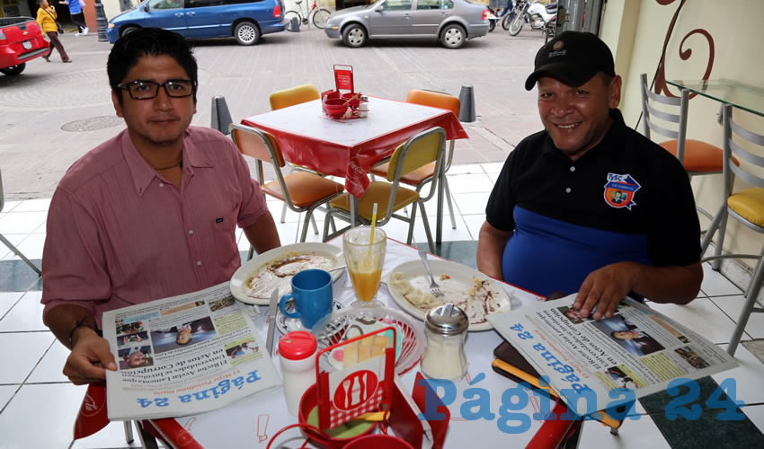 En la Fuente de Sodas Mapi compartieron el pan y la sal Jesús Rodríguez Contreras, coordinador de la oficina de Atención a Migrantes, y Xicoténcatl Cardona Campos, presidente de la Casa del Migrante