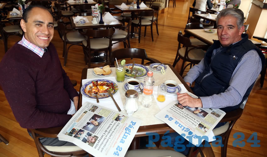 Adrián Castillo Serna, titular de la Secretaria de Desarrollo Urbano (Sedum), y Oscar Aragón Jiménez, coordinador de Planeación de Gobierno del Estado, tomaron el primer alimento del día en Sanborns Francia