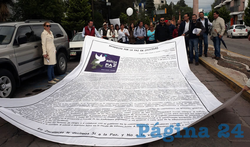 “Ante la debilidad de un estado fallido, el crimen organizado se fortalece. No más delincuencia, la familia zacatecana quiere sus seres amados. La paz para el pueblo. Cámaras, armamento, inversión en inseguridad pública y no hay resultados. Los universitarios contra el crimen organizado”, fueron las frases que se enmarcaron en las cartulinas.