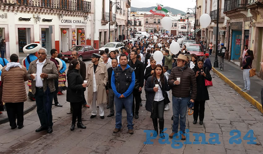 El contingente portó globos blancos, pancartas y una que otra veladora encendida para dar paso a las consignas entre las que destacó el grito de “¡no más secuestros, no más muertos!”, así como “¡unidos por la paz!” y “sin miedo quiero salir, sin miedo quiero vivir” (Foto Merari Martínez Castro)