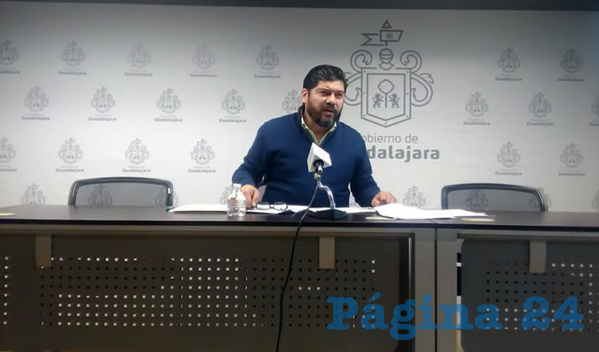 “Las comparecencias son para que nos expliquen qué avances hay y qué está pasando con todo lo que estamos haciendo en el tema de pavimentación y bacheo de todas las vialidades, porque pareciera que no están funcionando o algo está pasando en la calidad de los materiales, dado que los baches siguen estando y en donde ya se había intervenido se está levantando”, criticó el edil del PRI Salvador de la Cruz Rodríguez/Foto: Elizabeth Ríos Chavarría