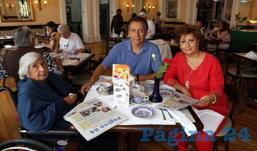 En Sanborns Francia tomaron el primer alimento del día María de la Paz Villalobos Escalante, Abelardo López Villalobos e Imelda López Villalobos