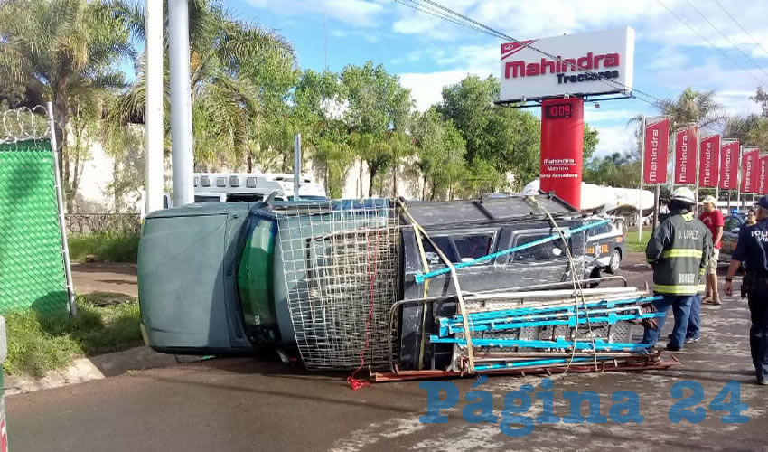 Sobre el bulevar a Zacatecas se volcó la camioneta Ford Ranger, que era tripulada por cuatro personas