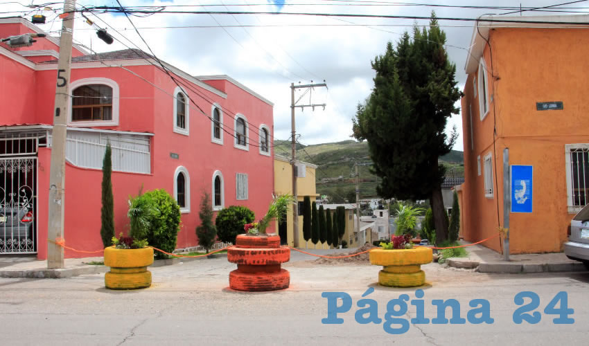 Según los quejosos, fue la propia alcaldesa Judit Magdalena Guerrero López, quien les otorgó un permiso provisional para impedir que vehículos ajenos a los habitantes de la zona se estacionen en el lugar en estas fechas en que se desarrolla la temporada de la Feria Nacional de Zacatecas (Fenaza) porque además las calles de la colonia son utilizadas como sanitarios cada mes patrio porque las inmediaciones feriales se ubican a unos pasos (Foto Rocío Castro Alvarado)
