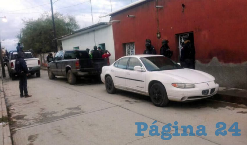 Decomisan 4 armas, una bomba casera, pólvora, chalecos, prendas con emblemas de un grupo delincuencial y 3 unidades motrices