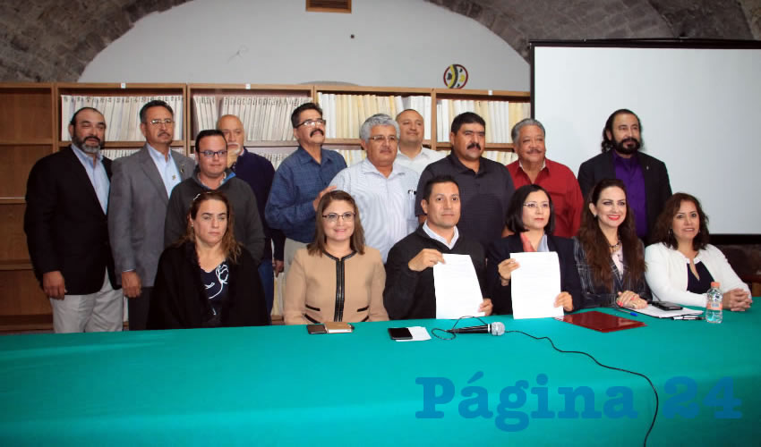 21 clubes migrantes zacatecanos que radican en el vecino país de los Estados Unidos, firmaron un convenio con la Comisión de Derechos Humanos del Estado de Zacatecas (CDHEZ) (Foto Rocío Castro Alvarado)