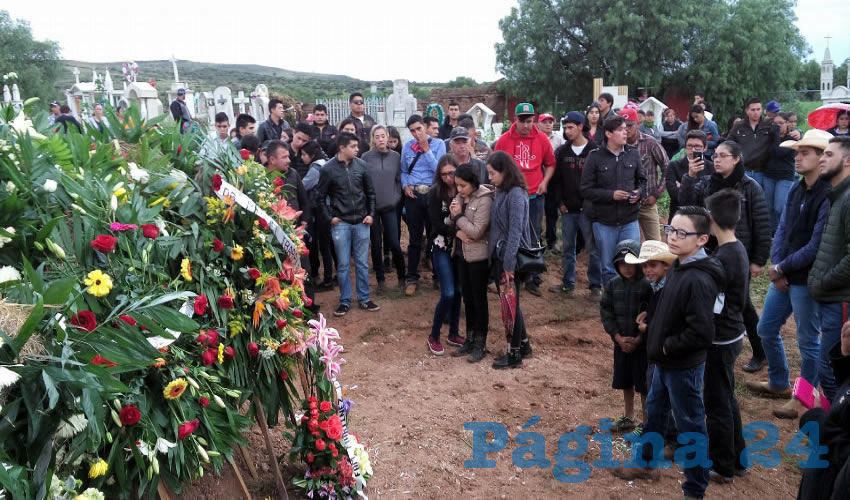Luis Daniel Félix de la Torre, al igual que su compañero de estudios Luis Tovar Neri -también asesinado a balazos cuando los dos viajaban en un vehículo- estaba por titularse en la UAZ; “es grande el dolor y la indignación por este doble asesinato”, dijeron los asistentes que, con lágrimas en los ojos despidieron al joven universitario
