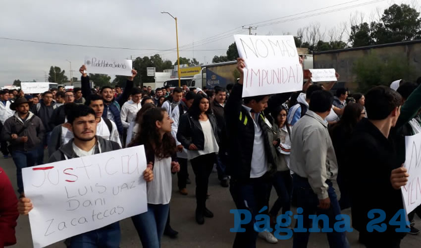 Entre los gritos de repudio contra el gobernador del estado Alejandro Tello, fueron: “Somos estudiantes, no delincuentes”, “no más violencia”, “ni uno menos”, “pude haber sido yo”, “nosotros no nos metemos con nadie”, “seguridad estudiantil”, y “de camino a casa quiero ser libre, no valiente”. (Foto: Cortesía)