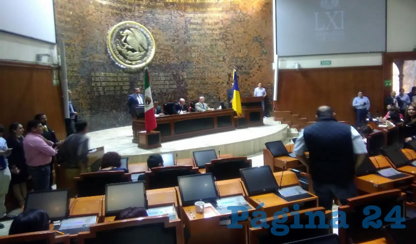 Bajeza: en sesión de pleno con la ausencia de blanquiazules, diputados de las demás fracciones votaron a favor de retirar a quienes presidían la mesa, todo porque se negaron a retomar los trabajos de toma de protesta de quienes sustituirán a dos magistrados del STJE/Foto: Elizabeth Ríos Chavarría