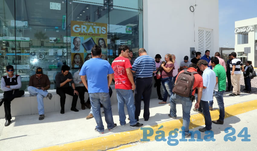 Socios de Uber se congregaron afuera del Centro Comercial Plaza Espacio (Foto: Eddylberto Luévano Santillán)