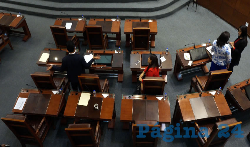 La sesión dio inicio con 21 diputados presentes, de los 30 totales, pero durante el desarrollo, fueron abandonando el recinto varios diputados, dejando sin quórum legal y con ella la imposibilidad para realizar el trabajo (Foto Merari Martínez Castro)