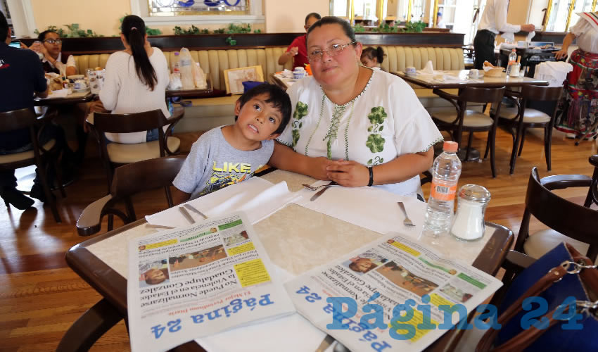 En Sanborns Francia almorzaron Jes&uacute;s Eduardo Villalobos y su mam&aacute;, Jasibe Ch&aacute;vez Mej&iacute;a