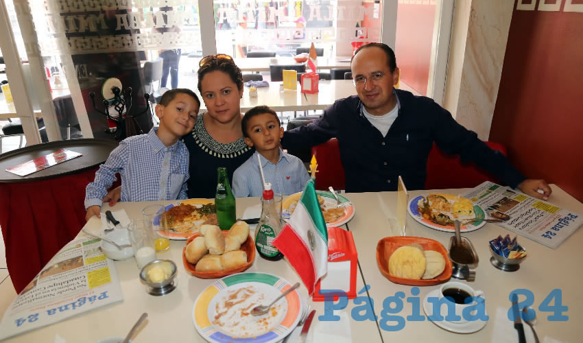 En el restaurante Mitla almorzaron el ni&ntilde;o Patricio Mora Guti&eacute;rrez, Claudia Guti&eacute;rrez S&aacute;nchez, el peque&ntilde;o Alejandro Mora Guti&eacute;rrez y Jorge Mora Mu&ntilde;oz