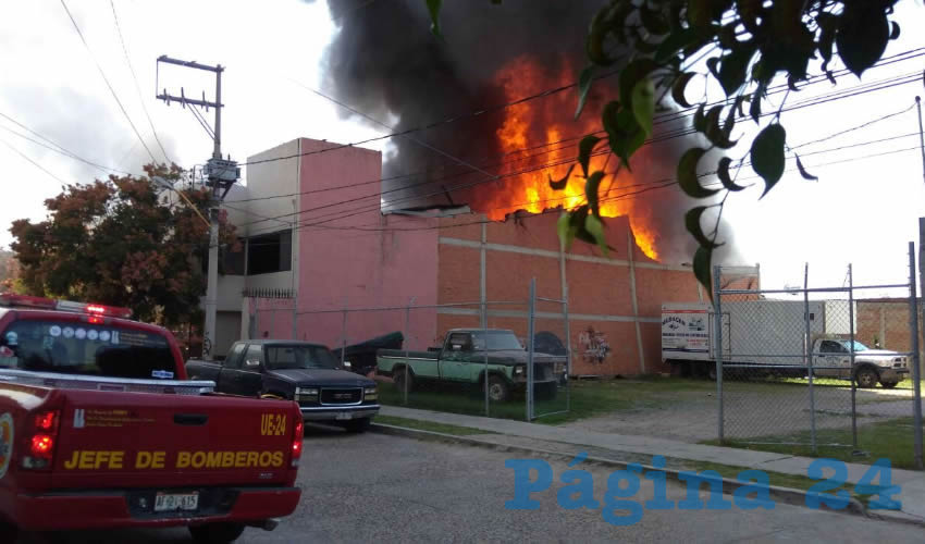 El fuego arras&oacute; con la bodega de eventos sociales propiedad de Fernando Arteaga