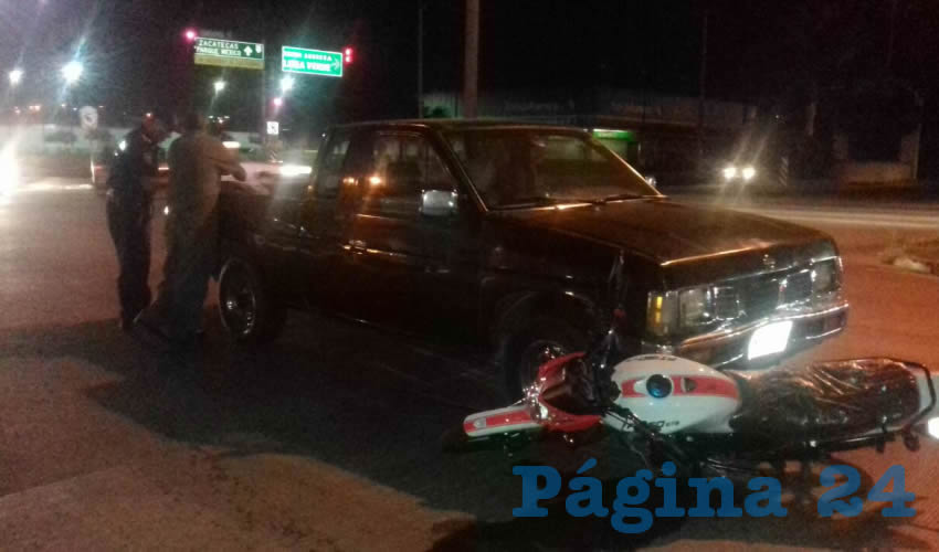 Destrozado quedó el vehículo Dodge Neon, al volcarse y estamparse contra un arbotante