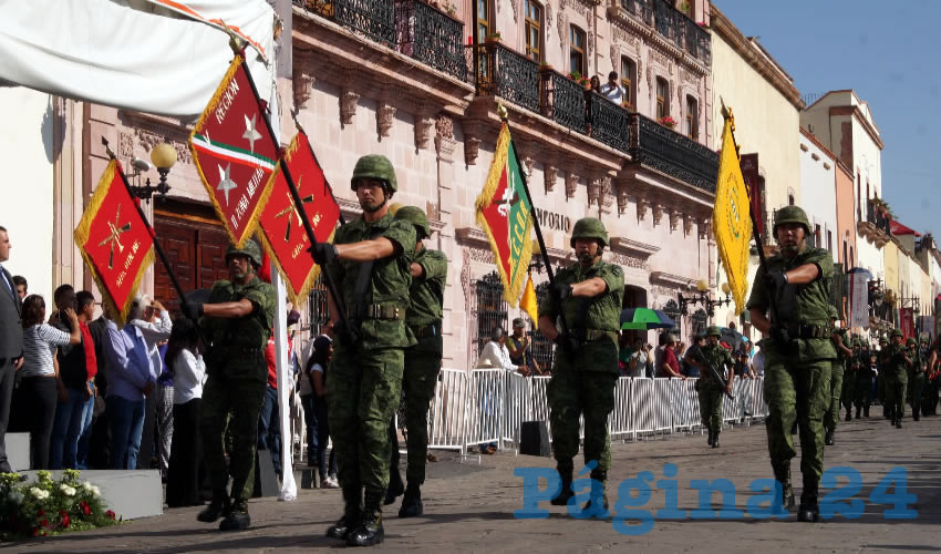 la Secretaría de Seguridad Pública (SSP) desfilaron 33 elementos, 12 vehículos de la Policía Federal, además de la Policía Estatal participaron 200 elementos, 13 unidades, 20 motopatrullas, 20 canes, 18 equinos y un helicóptero que sobrevoló la zona (Foto Merari Martínez Castro)