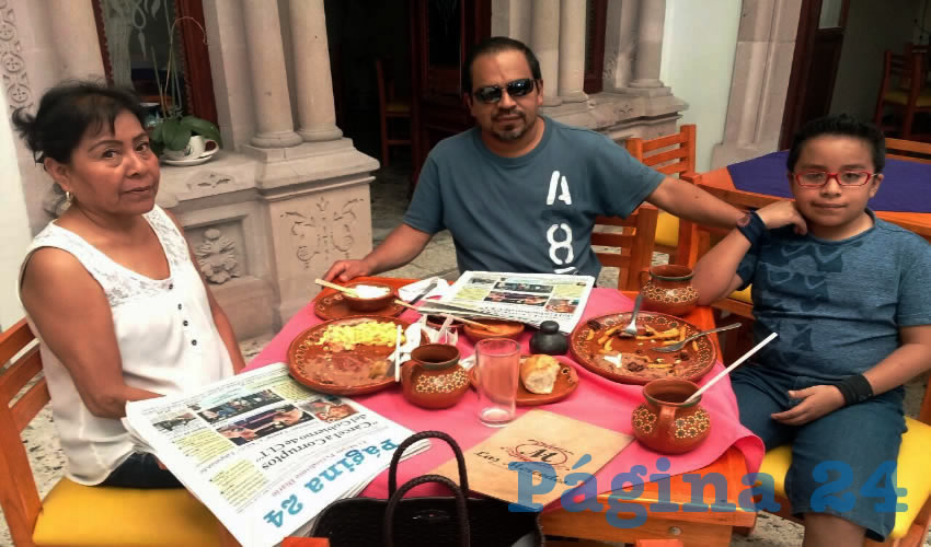 En el restaurante Las Mercedes compartieron el primer alimento del d&iacute;a Rosa Sandoval Hern&aacute;ndez, Librado Garc&eacute;s y su hijo &Aacute;ngel Osmar Garc&eacute;s Sandoval