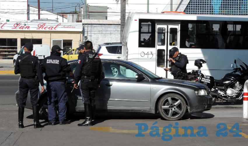 En imagen de archivo, polic&iacute;as estatales rodean el autom&oacute;vil que pretend&iacute;an abordar los tres peligrosos delincuentes, los cuales ya fueron vinculados a proceso