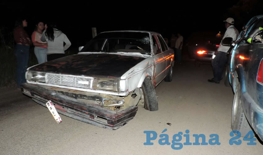 El motociclista fue chocado por alcance por este automóvil Nissan Tsuru