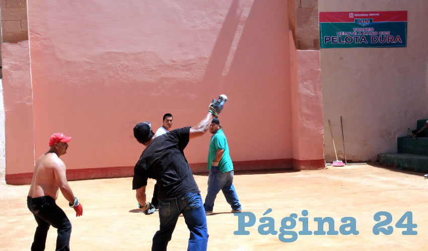 El juego que se hace en el Rebote del Barrio de Barbosa, desde hace 140 años, resalta en comparación al que se práctica en otros espacios de este tipo, ya que aquí este deporte continúa realizándose como en sus inicios, con pelota dura, realizada con varias capas de hilos y forrada con una especie de cuero (Foto Rocío Castro Alvarado)