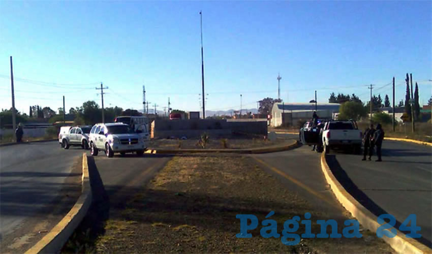Calera, Zac.- Policías recogen la cabeza humana que al cierre de esta Edición no ha sido identificada (Foto: Cortesía)