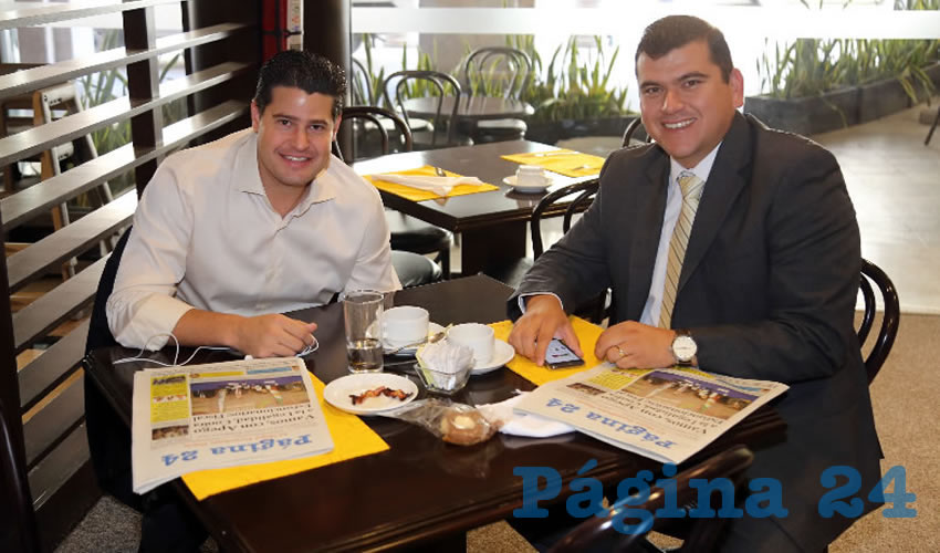 En el restaurante bar El Capote del Hotel Francia se reunieron Rafael Vega Alcaraz, empresario, y Ad&aacute;n Valdivia L&oacute;pez, presidente municipal de Calvillo