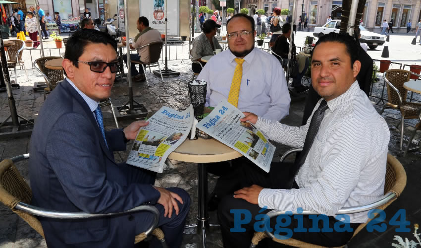 En Café Catedral departieron Octavio Cárdenas Denham, director local de Conagua; Óscar Estrada Escobedo, regidor del Municipio de Aguascalientes; y Emanuelle Sánchez Nájera, presidente del Comité Directivo Estatal del PRD