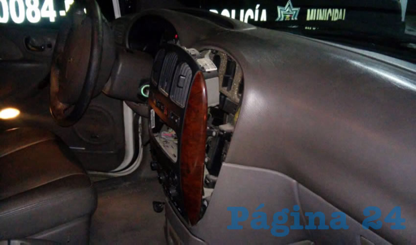 Los da&ntilde;os que provoc&oacute; el pillo para robar el autoest&eacute;reo de la camioneta Chrysler Town Country