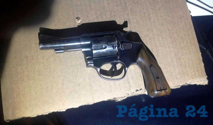 El rev&oacute;lver que portaba el pistolero, mientras revisaba veh&iacute;culos estacionados