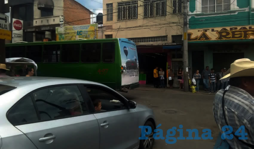 Al fondo de la imagen, el autobús que atropelló a Dominga Gutiérrez, sobre la calle Licenciado Benito Juárez