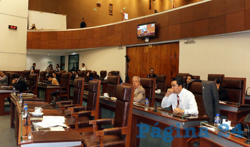Diputados del Partido de la Revolución Democrática (PRD) presentaron una iniciativa de exhorto en la sesión ordinaria del Congreso del Estado, al fin de pedir al gobernador Alejandro Tello Cristerna información correspondiente con la afección al Presupuesto del Estado, por la falta de recaudación del impuesto ecológico, o mejor conocido como el impuesto minero (Foto Merari Martínez Castro)