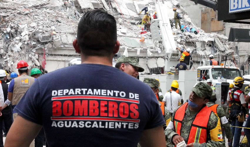 La ayuda del grupo de 28 rescatistas y el pastor alemán de línea checa, llamado Humo, es solicitada por autoridades federales