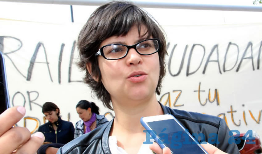 Mara Muñoz Galván, activista: “Ustedes pueden ver que estamos trabajando, clasificando las cosas que recibimos, organizándolas, para que una vez que lleguemos a Morelos sea más fácil distribuir las cosas entre la gente que más lo necesita”, (Foto: Rocío Castro Alvarado