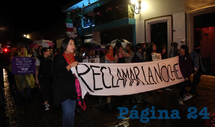 Escoltadas por patrullas de la Secretar&iacute;a de Seguridad P&uacute;blica y Tr&aacute;nsito Municipal en su trayecto, portaban carteles reclamando alto a los feminicidios
