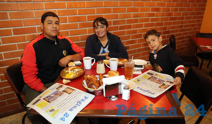 En Las Antorchas compartieron el pan y la sal Gerson Nuño Martínez, Claudia Martínez Sandoval y el niño Santiago Gael Nuño Martínez