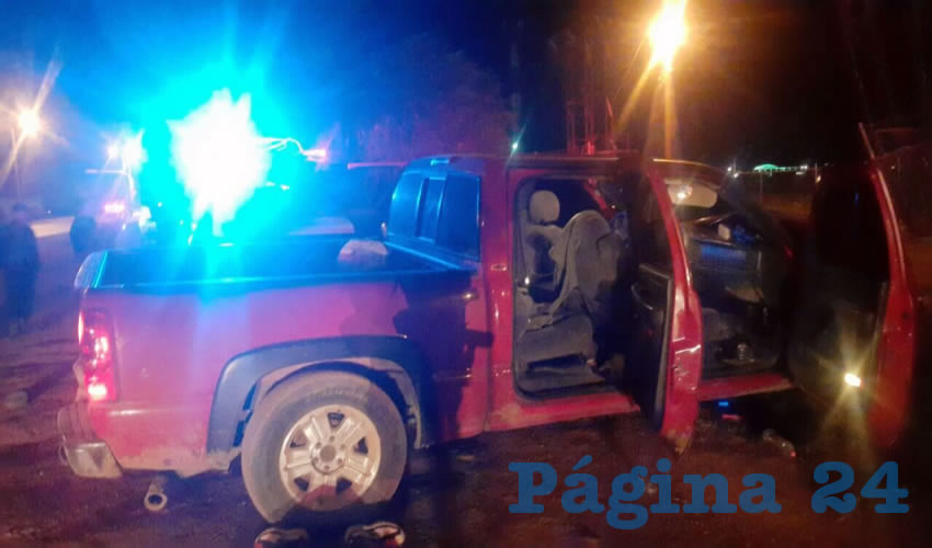 El interior de la camioneta Chevrolet, línea Silverado, roja, 2005, y en la parte delantera tenían un arma larga, con su cartucho abastecido.