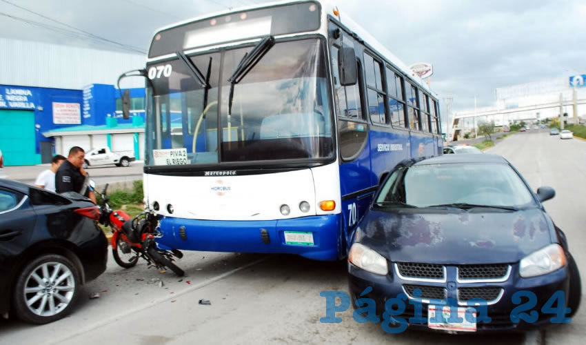 El autobús, sin frenos, embistió al motociclista y casi lo aplasta