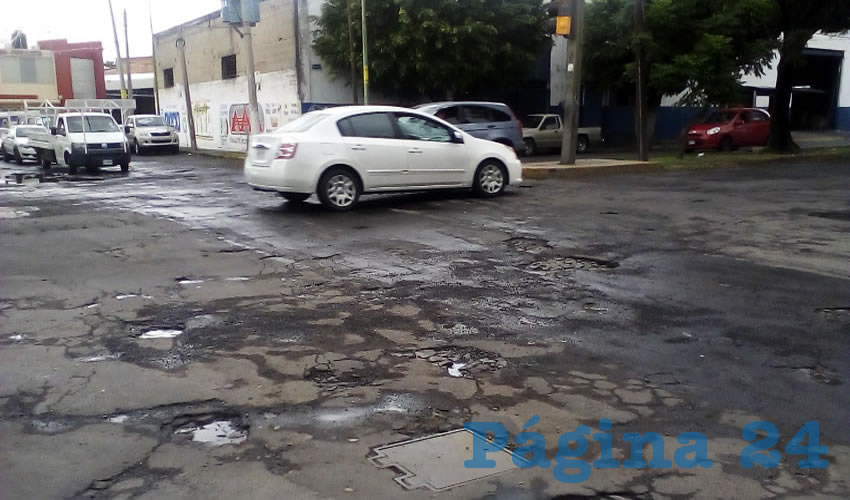 El problema no se limita sólo a la colonia Olímpica, ya que toda la ciudad está igual y cada año es peor; mientras las empresas contratadas para hacer el bacheo dejan un arreglo que se deslava a la primera lluvia, los tapatíos llevan la peor parte, pues sus vehículos acaban destrozados de la suspensión y las llantas/Fotos: Francisco Tapia